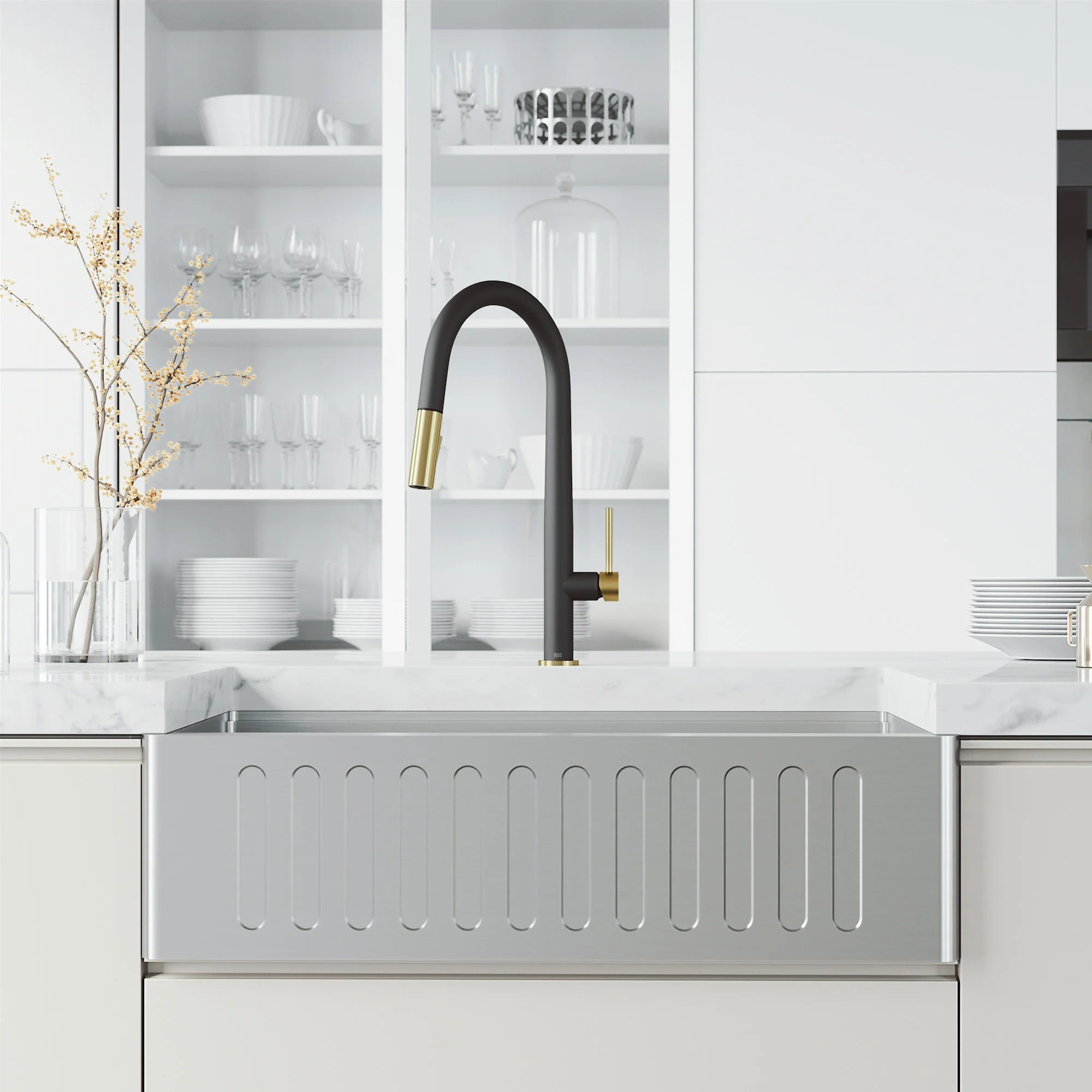 VIGO - Greenwich 18 in. Single Handle Pull-Down Kitchen Faucet In Primary Matte Black/Matte Brushed Gold Finish Model# VG02029SMBMGB