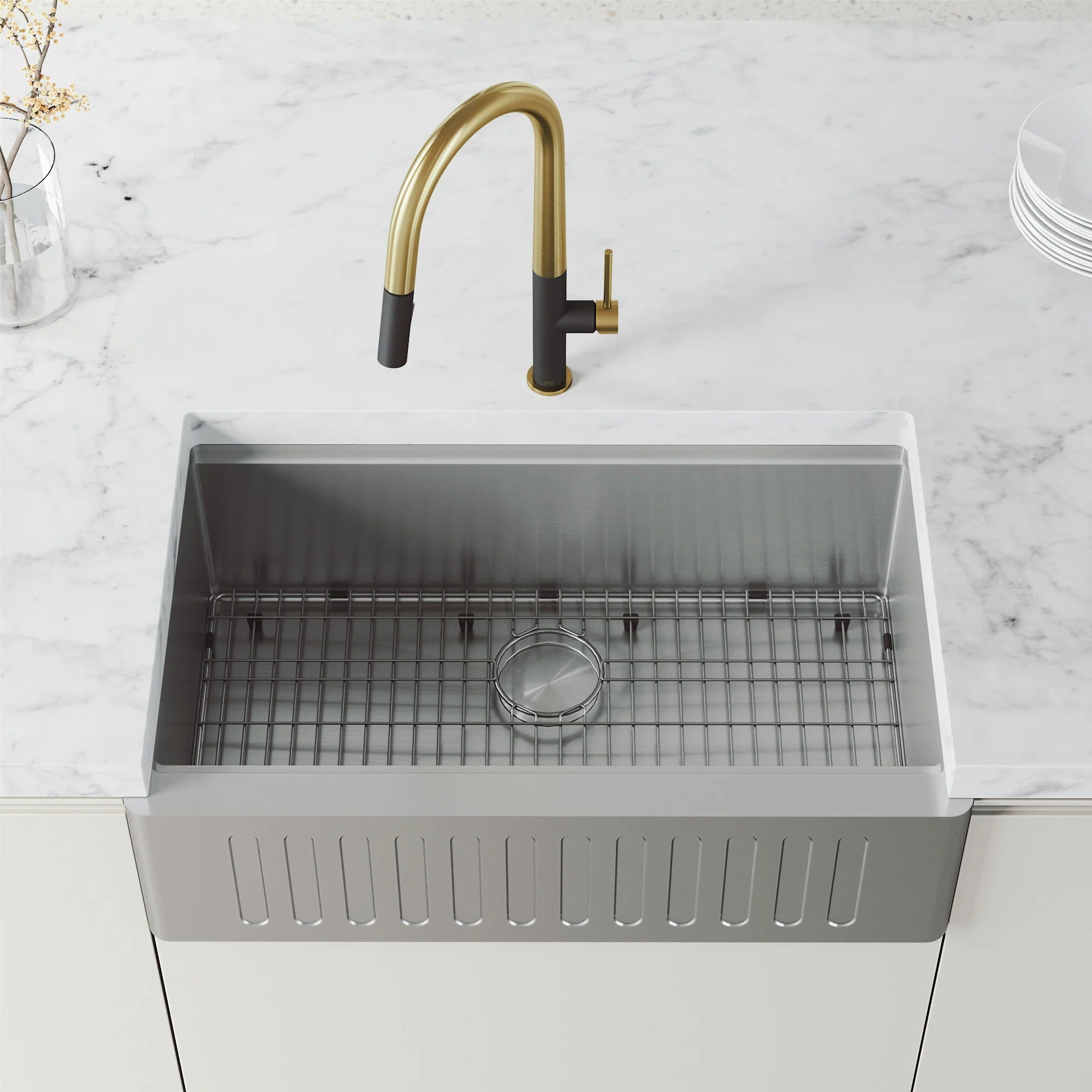 VIGO - Greenwich 18 in. Single Handle Pull-Down Kitchen Faucet In Primary Matte Brushed Gold/Matte Black Finish Model# VG02029SMBMGG