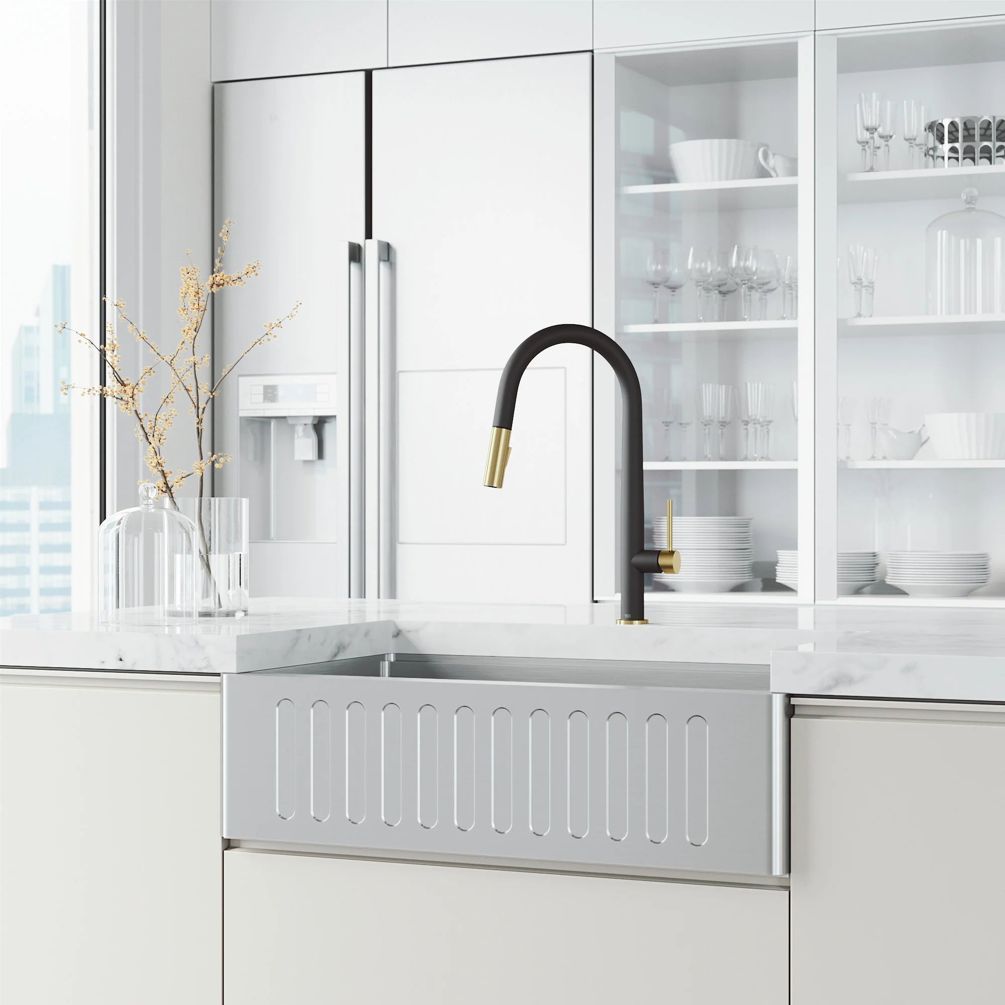 VIGO - Greenwich 18 in. Single Handle Pull-Down Kitchen Faucet In Primary Matte Black/Matte Brushed Gold Finish Model# VG02029SMBMGB