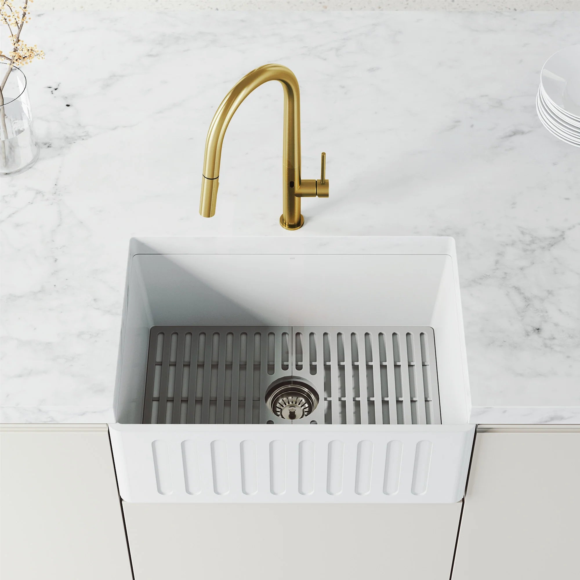 VIGO - Greenwich 18 in. Single Handle Smart Pull-Down Touchless Sensor Kitchen Faucet In Matte Brushed Gold Finish Model# VGO2029MGS