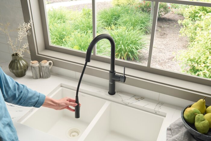Isola Model: RVF1248MB Ruvati Isola Single Handle Pull Down Kitchen Faucet Modern Knurled with Sprayer in Matte Black – RVF1248MB