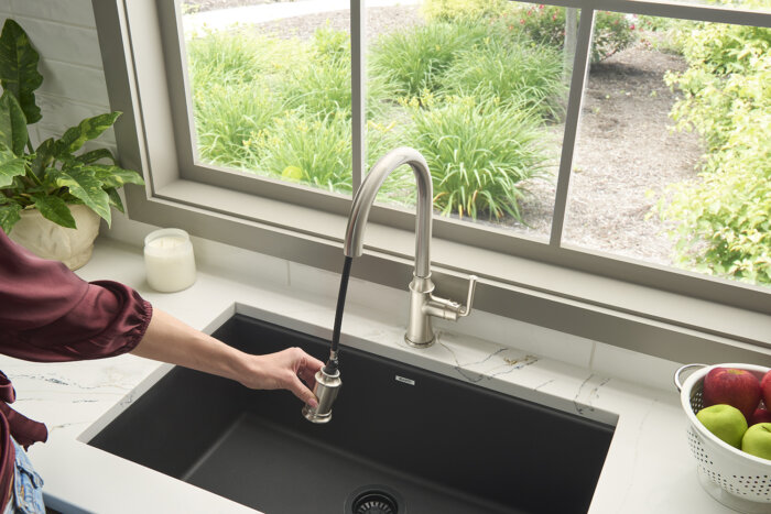 Simoni Model: RVF1234BN Ruvati Simoni Stainless Steel Pull Down Kitchen Faucet Single Handle Traditional Gooseneck with Pull Out Sprayer – RVF1234BN