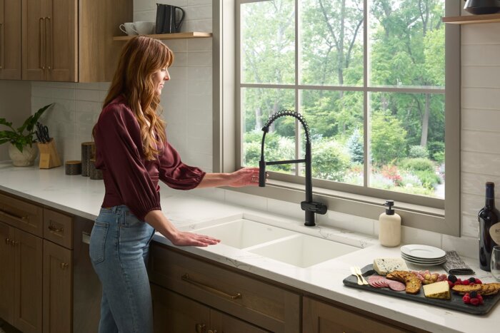 Seneca Model: RVF1243MB Ruvati Seneca Single Handle Pull Down Spiral Spring Kitchen Faucet with Sprayer in Matte Black – RVF1243MB