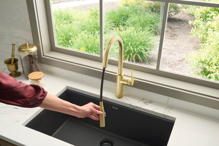 Isola Model: RVF1248SG Ruvati Isola Single Handle Pull Out Kitchen Faucet Knurl Transitional with Sprayer in Brushed Gold – RVF1248SG