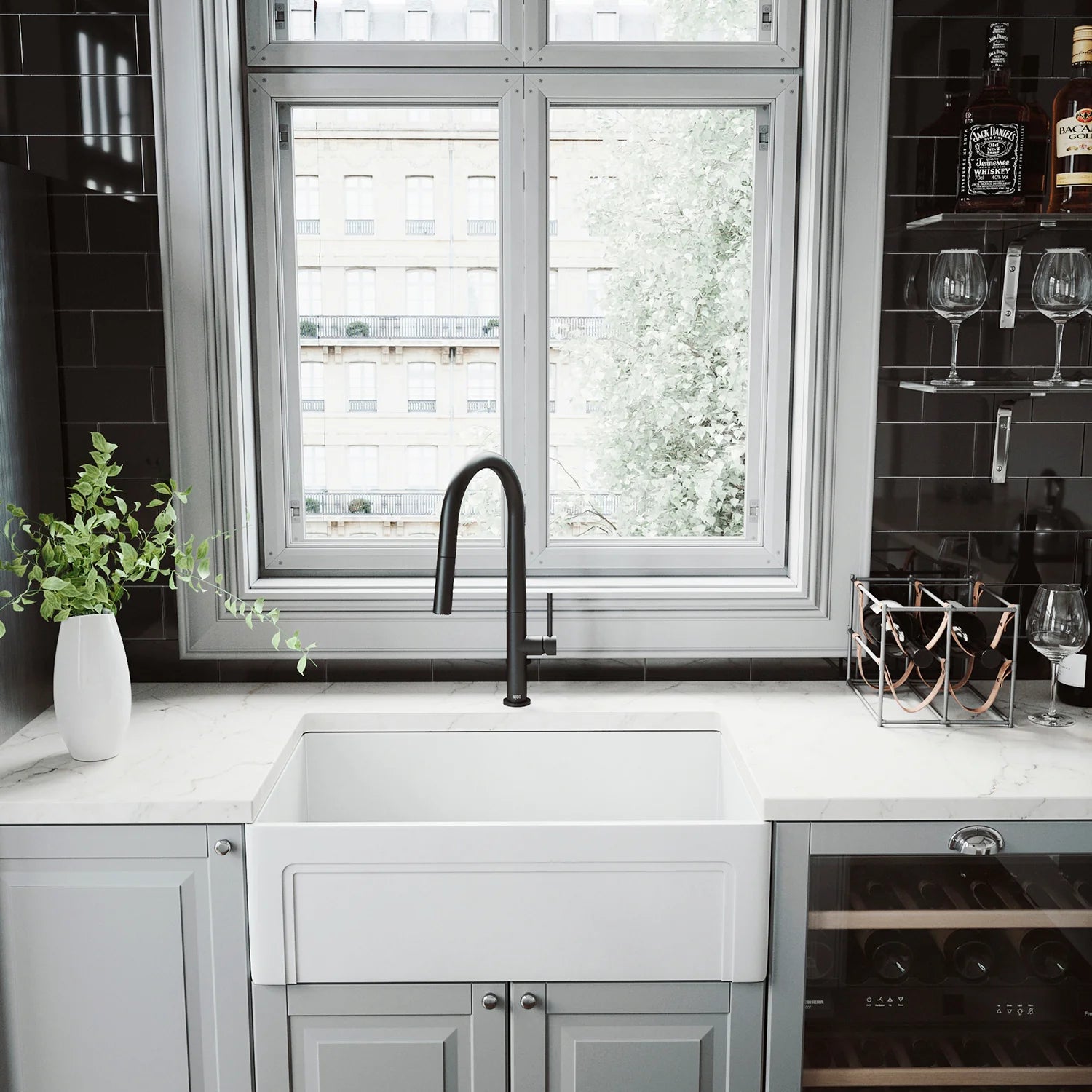 VIGO - Greenwich 18 in. Single Handle Pull-Down Kitchen Faucet In Matte Black Finish Model# VG02029SMB