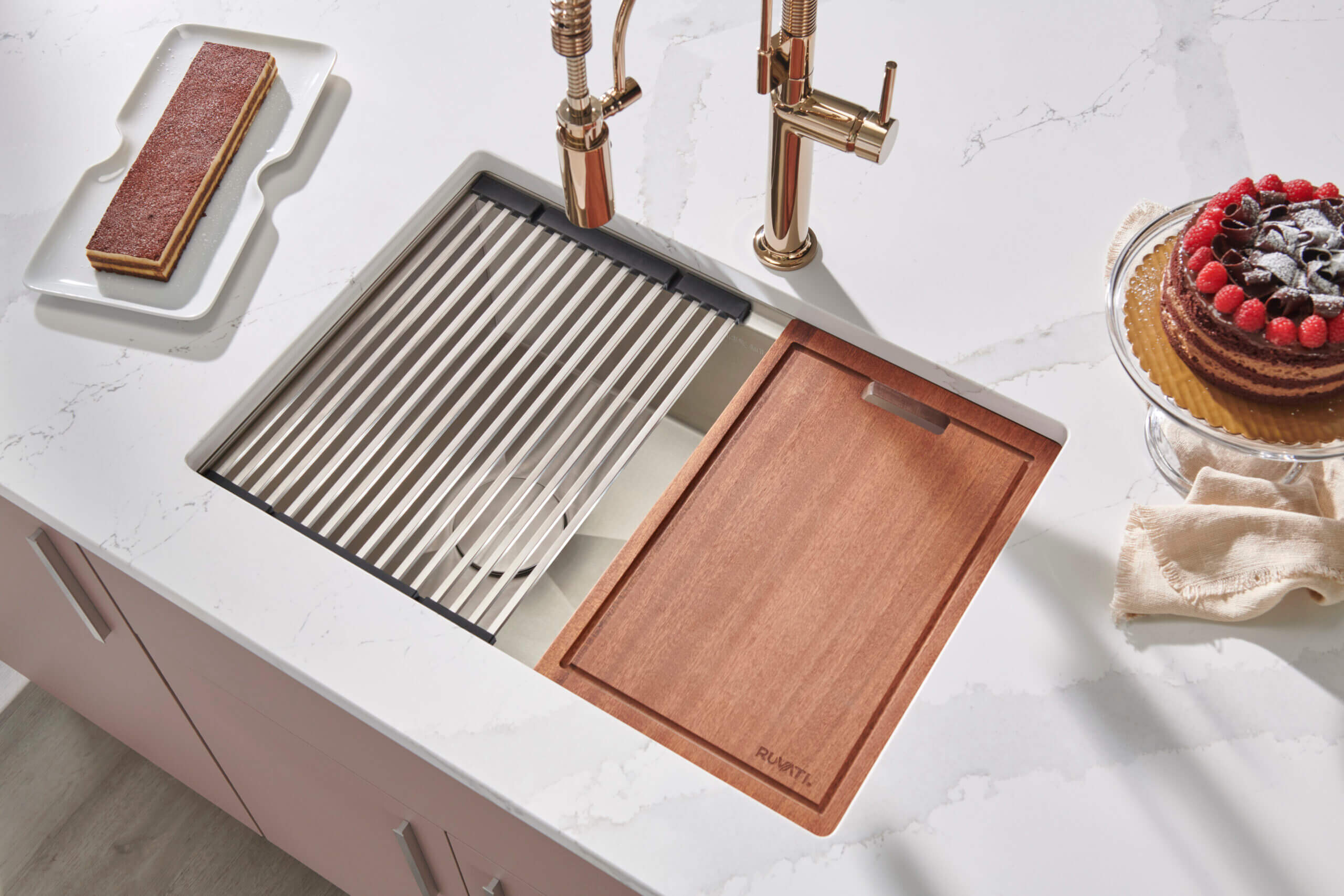 Veniso Ruvati 30-inch Workstation Slope Bottom Offset Drain Undermount 16 Gauge Kitchen Sink – Model # RVH8582